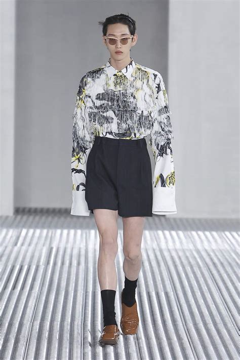 prada calzoncini neri con fiori|Fiori nero Prada, Collezione Primavera 2024 .